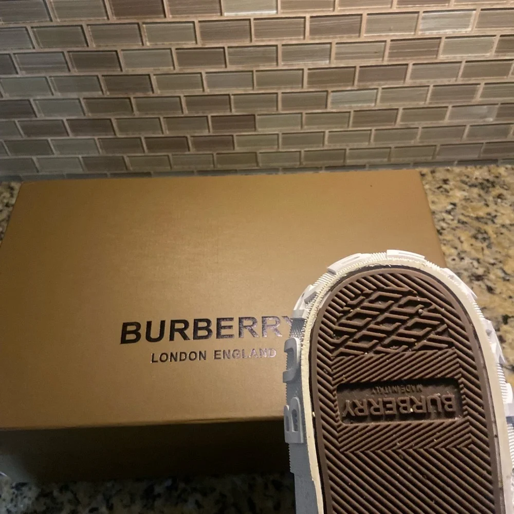 Burberry shoes - Picture 2 of 2